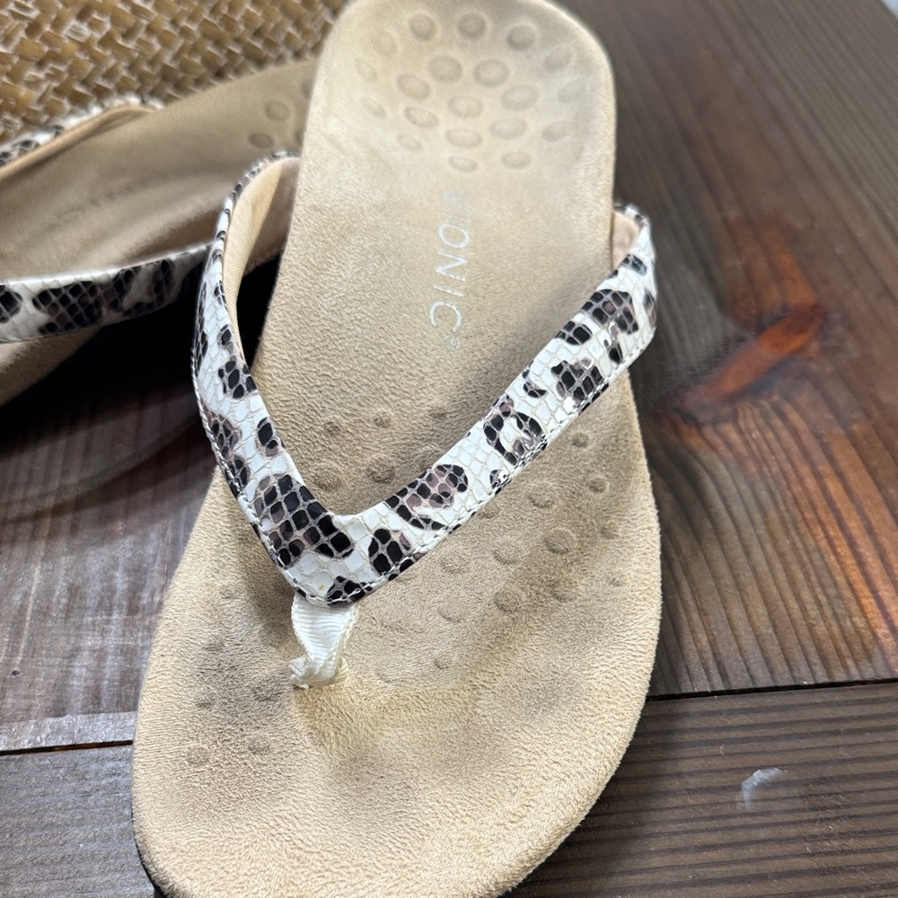 Vionic Women's leopard print  Sandals - Picture 2 of 7